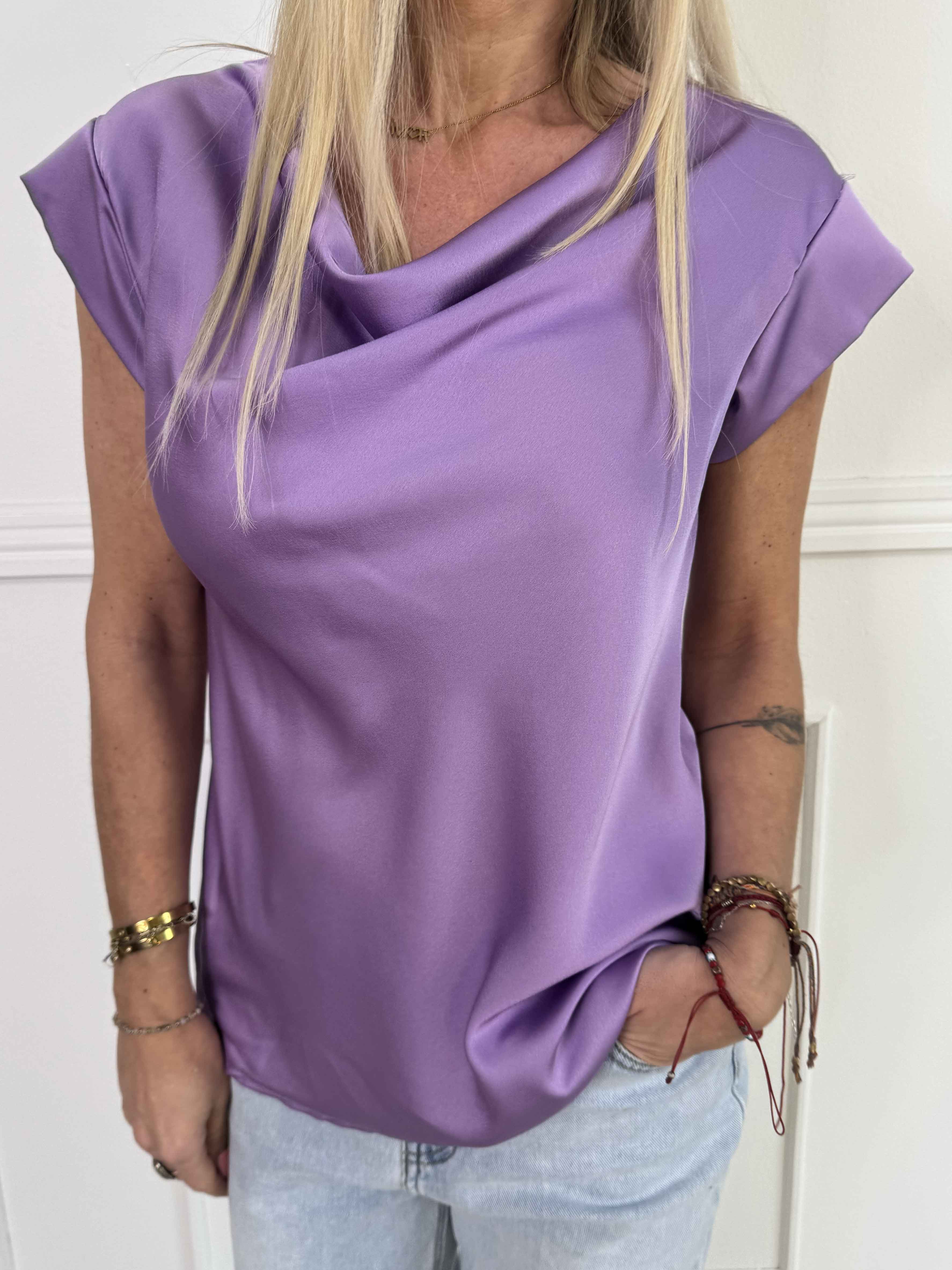 Lisa - Sød blank top med fint fald foran